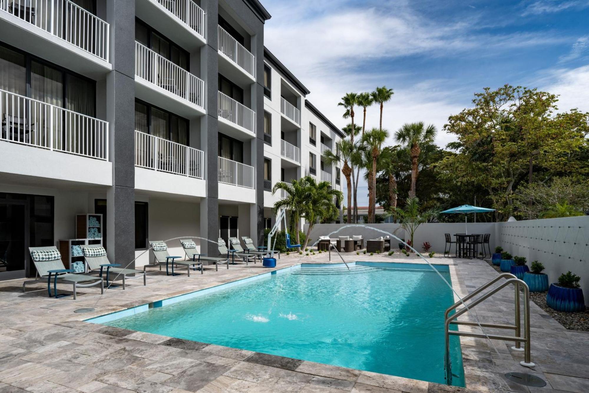 Courtyard By Marriott - Naples Hotel Exterior photo