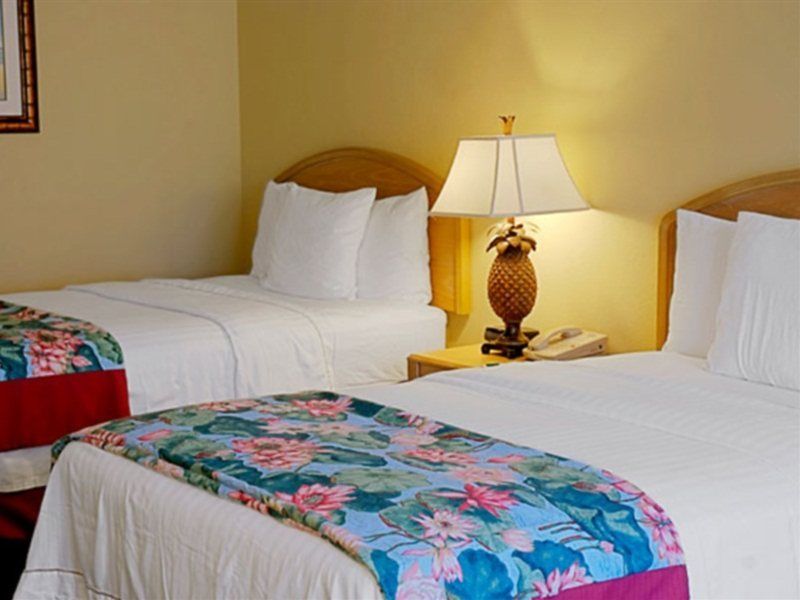 Courtyard By Marriott - Naples Hotel Exterior photo